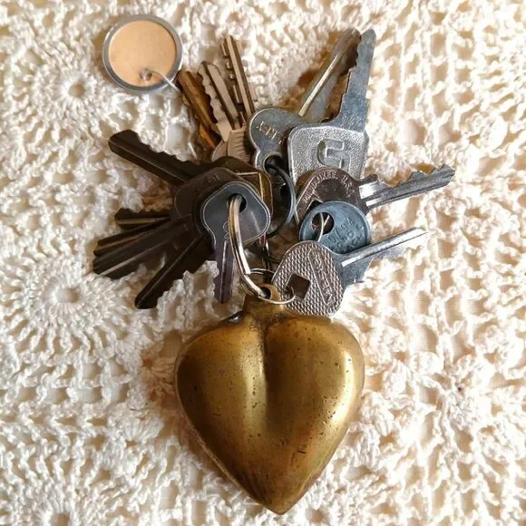 Vintage Brass Heart Shaped 2.5 inch Key‎ Chain with 13 Keys
