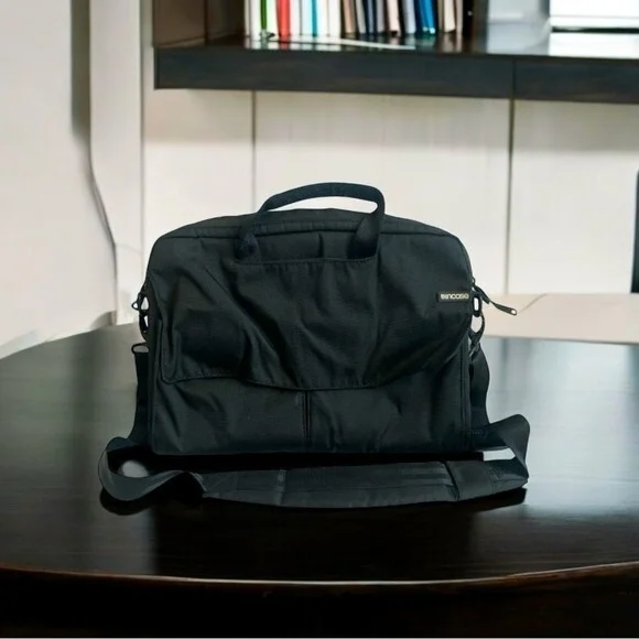 INCASE Black Canvas Laptop Briefcase Messenger Bag 14