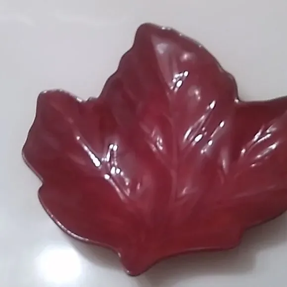 Better Home and Gardens Leaf Plate
