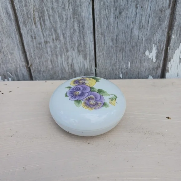 Vtg Lillian Vernon Porcelain Collector’s‎ Box White Pansies Cottagecore Trinket