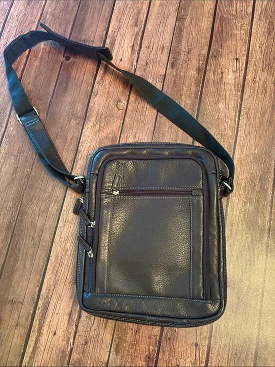 Wilson's Leather Unisex Vertical Messenger Crossbody Laptop Bag