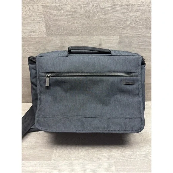 Samsonite Modern Utility Messenger Bag‎ Laptop, Black Sleek Design Dividers