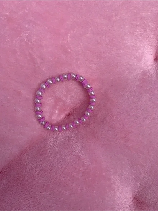 Pink beaded bracelet with pearls