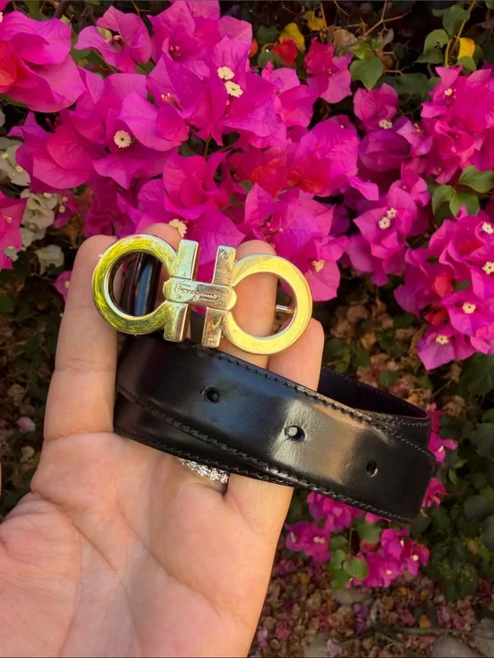 Salvatore Ferragamo Black Leather Gold Tone Buckle. Size M.❤️