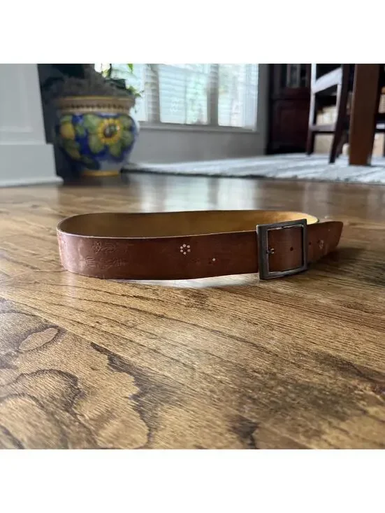 🌼 Levi’s Tooled Leather Floral Belt