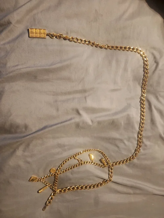 vintage 1980s Elizabeth Arden gold-tone charm belt features a thick Cuban link