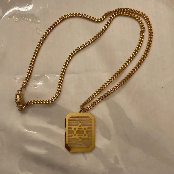 Like New 18” Goldtone STAR OF DAVID NECKLACE with barrel-catch