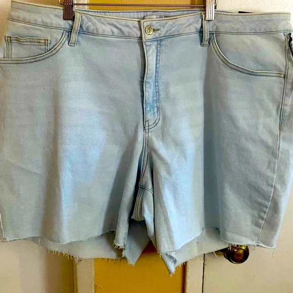 - NEW Ava & Viv Relaxed Bermuda high rise light wash shorts sz 22