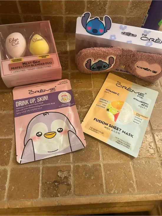 The Créme Shop Bundle 2 Masks, Plush spa headband, & 2 pack make up blenders