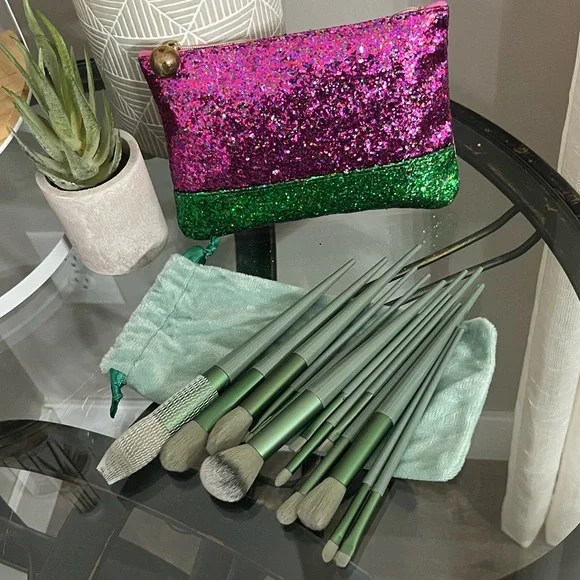Ipsy glitter makeup bag w/13pcs Soft Makeup Brush Set for daily use.🌿🆕🌿