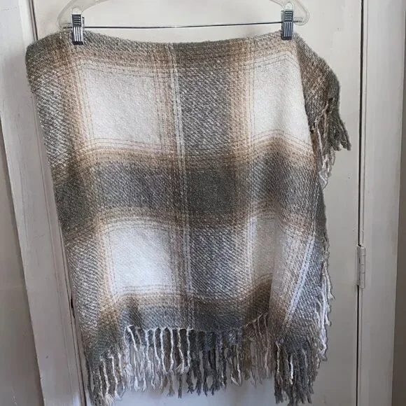 BUCKLE Grey Tan and White Plaid Fringe Blanket-NWT