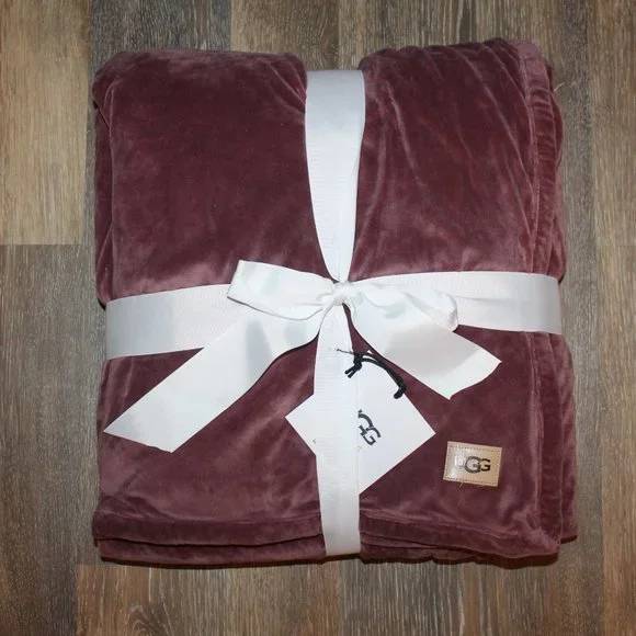 NWT UGG PLUSH SHERPA LINED THROW DUSTY ROSE 50‎ X 70