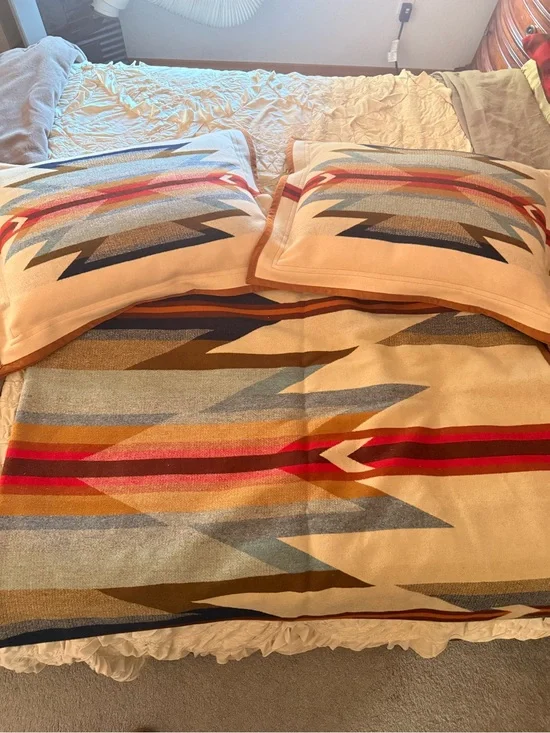 Pendleton Wyeth Trail Queen Blanket and pillow shams