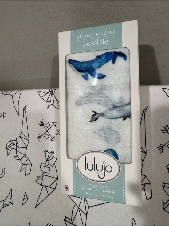BAMBOO Deluxe Muslin Swaddle Blanket with big Blue Whale Print New in box