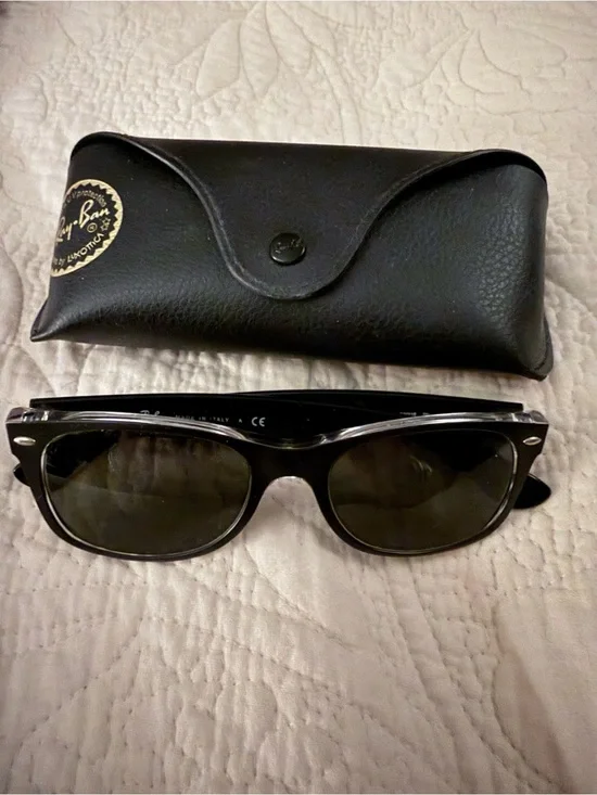 Ray-Ban Black women’s New Wayfarer Sunglasses with Black Case