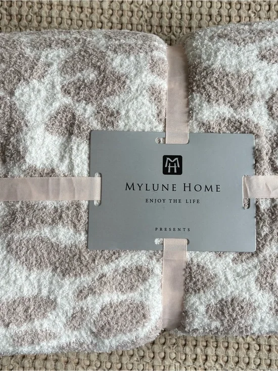 Mylune Animal Print Plush Beige & Cream Patterned Throw Blanket