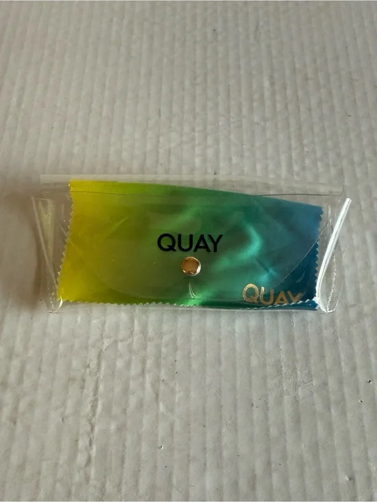 Quay Clear Plastic Glass Case With Ombre Glass Cleaner