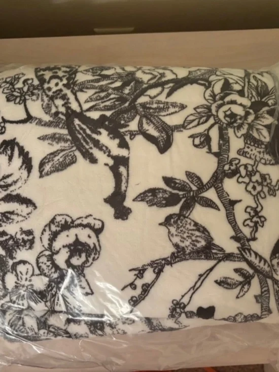 New Victoria’s Secret Crème Color  Throw