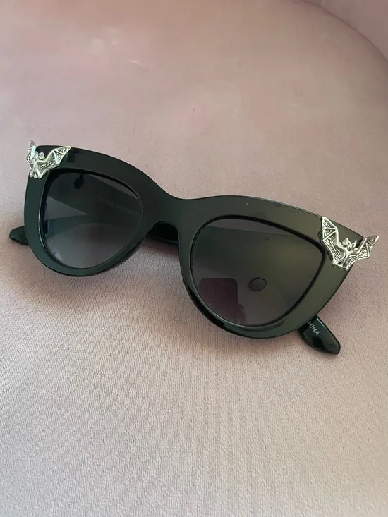 Cat-eye Black Sunglasses w Bat Wings