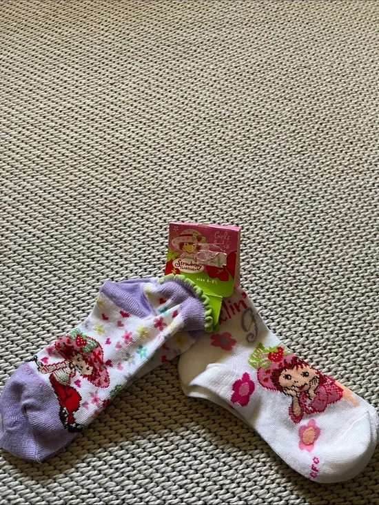 Socks 2 pr Strawberry Shortcake size 6-8.5 new 62% acrylic polyester 24% nylon