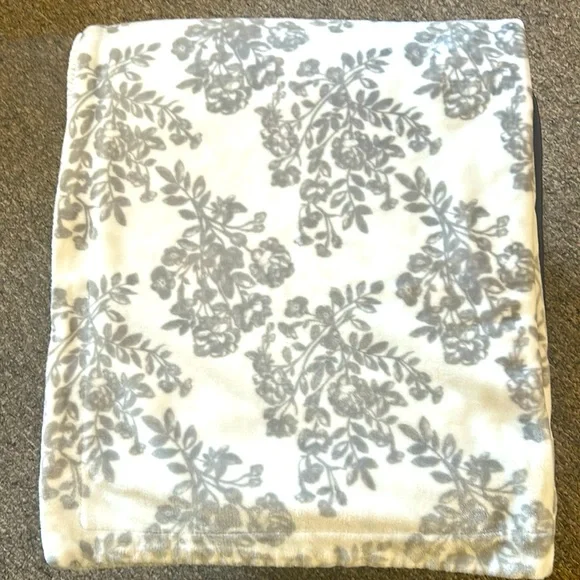 Blanket throw white and gray 50”x60”