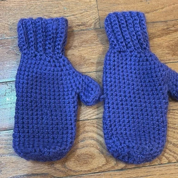 Purple wool mitten gloves adult size woman’s and teens. Very soft & comfortable