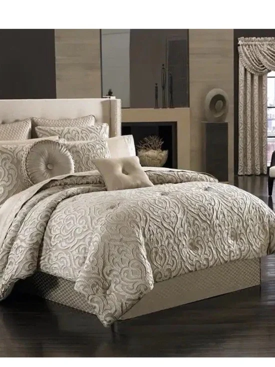 J. Queen New York Astoria Comforter Set - Sz QUEEN  NWT