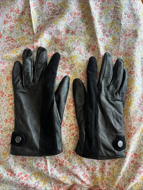 Kenneth Cole reaction Black Leather & Suede stripe Button Gloves for small hands