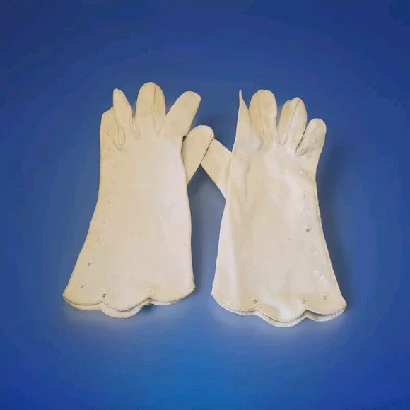 Vintage 1950s American Cotton Scalloped Ladies‎ Gloves With Eyelets. Ivory Color