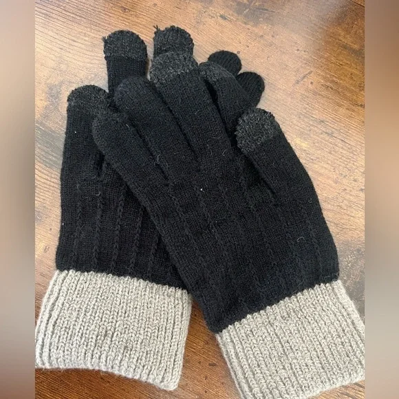 NWT Winter Stretchy Knit Touch Screen Gloves. Black grayish cream trim unisex