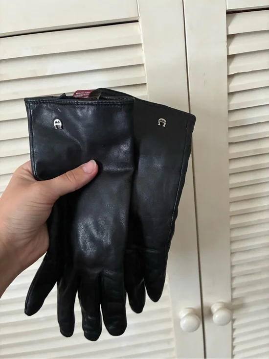 Etienne Aigner Black Leather Women's Gloves
