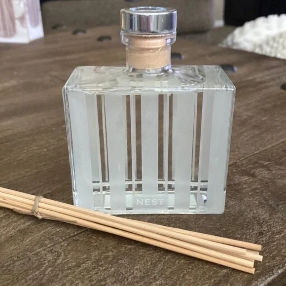NEST Fragrances CASHMERE SUEDE REED DIFFUSER 5.9 fl oz New Sealed No Box