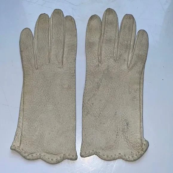 Vtg‎ 50s/60s light gray pebbled Leather gloves with scalloped hems at wrist