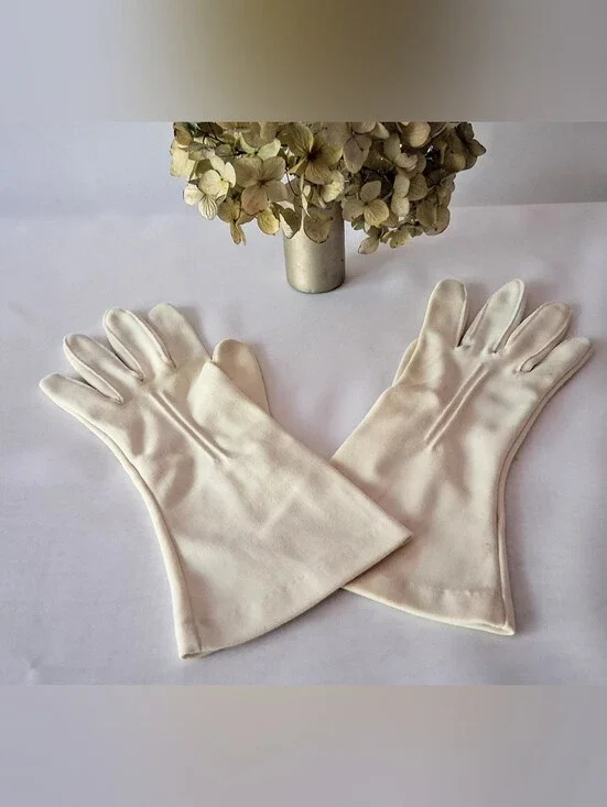 60s Pair of Ladies - Above Wrist Daytime Gloves Off White - Size 6 S