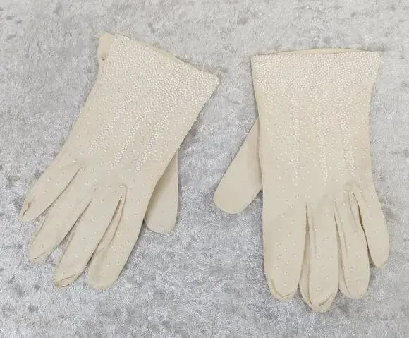 Vintage Womens Ivory Beaded Gloves