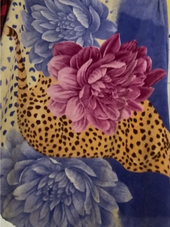 Thick comforter with flowers and Cheeta