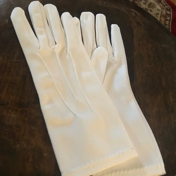 Vintage White Wrist Gloves