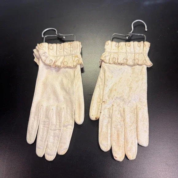 Vintage Leather Gloves Womens Cream Ruffled Eyelet Cuff MCM with Metal stretcher