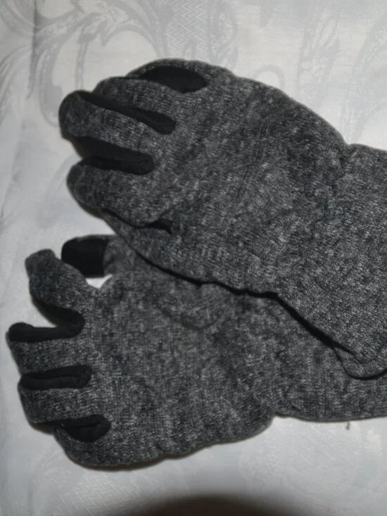 3M insulate gray gloves with touch screen finger pads