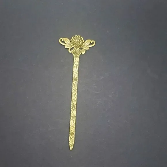 floral Engraved bronze bun holder