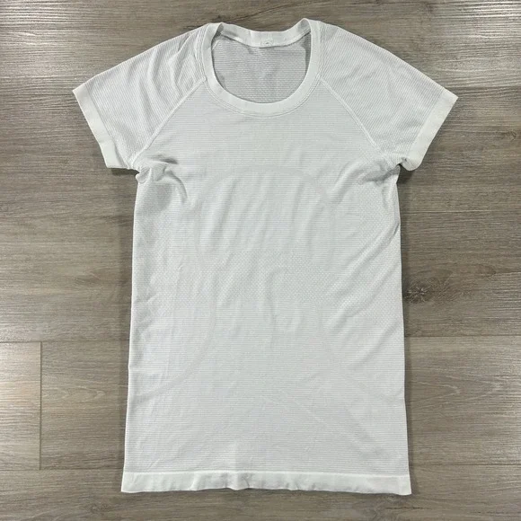 Lululemon Size 6 White Swiftly Tech Athletic Tee Short Sleeve Top Waist Length