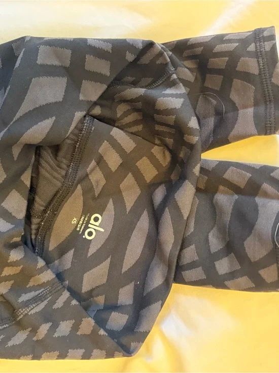 ALO Yoga Women’s Leggings in Black and Gray Abstract Print