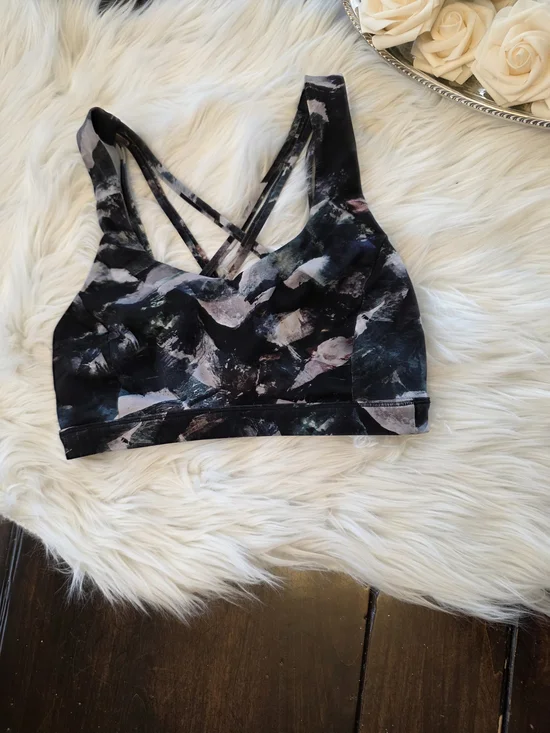 Lululemon Free To Be Serene Bra, size 6, gorgeous design Strappy And Soft