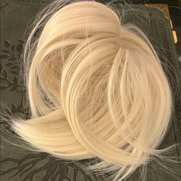 NWOT hair add in white blonde.