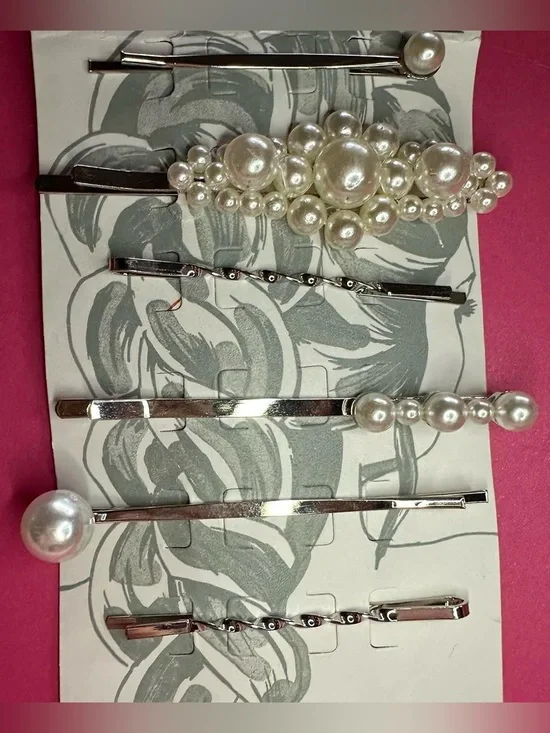 Fake pearl hair Bobby pins.