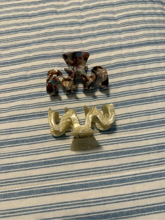 Women’s Wavy Hair Claw Clips - Pearl White and Blue Tortoise Shell