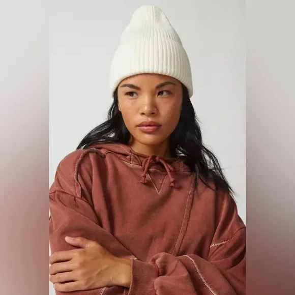 UO Khloe Ribbed Beanie in Ivory