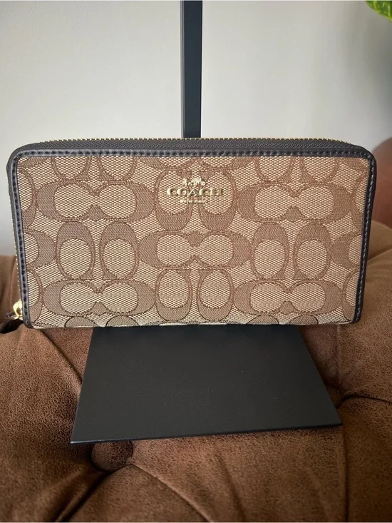 COACH  Accordion Zip Wallet in Signature Jacquard Wallet Style F54633