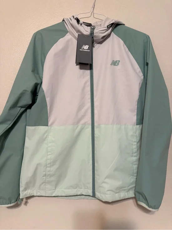 New Balance Three-Tone Hooded Windbreaker - Sage, Light Gray & Mint