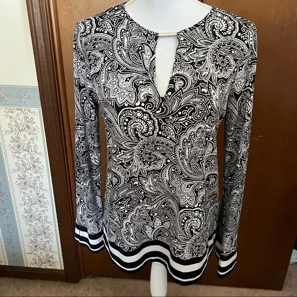 Michael Kors Pullover Black and White Paisley Print Top V Cutout Size Small❤️